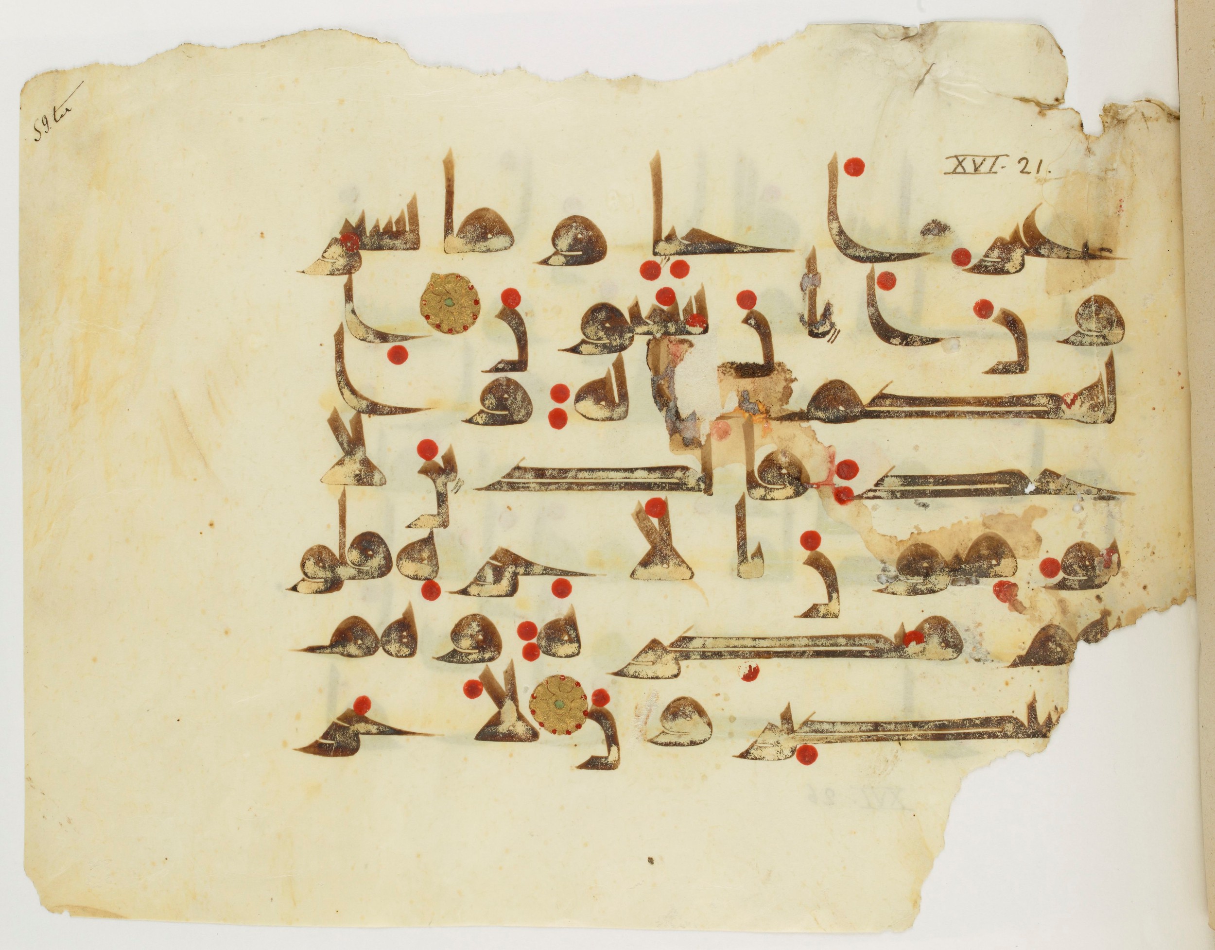 Paris, Bibliothèque nationale de France, Arabe 325 (j) (Scan 2), in Kūfī D.III script, showing Surah 16:21 from Mid 8th to Late 9th Century AD found in Fustat (Old Cairo), Egypt, currently housed at Bibliothèque nationale de France, Paris